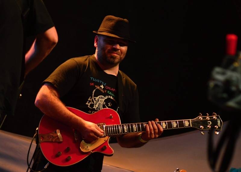 ONLINE: Okoř se šťávou (II.): Hvězdami večerního programu jsou Visací zámek, Sto zvířat, Slza nebo Rybičky 48