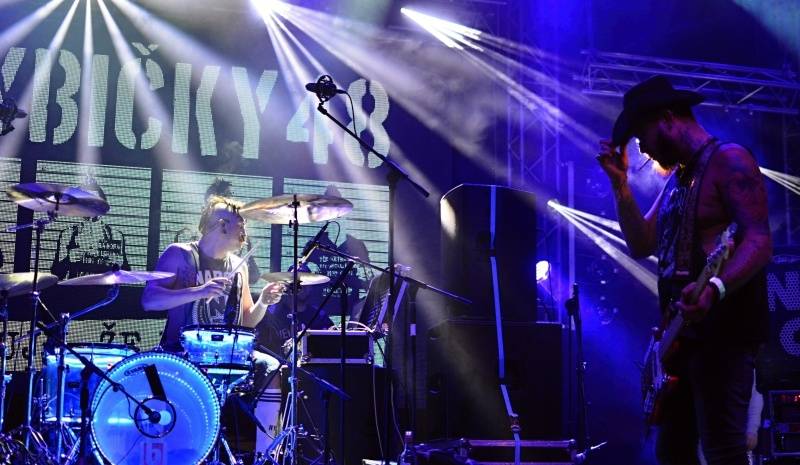 ONLINE: Okoř se šťávou (II.): Hvězdami večerního programu jsou Visací zámek, Sto zvířat, Slza nebo Rybičky 48