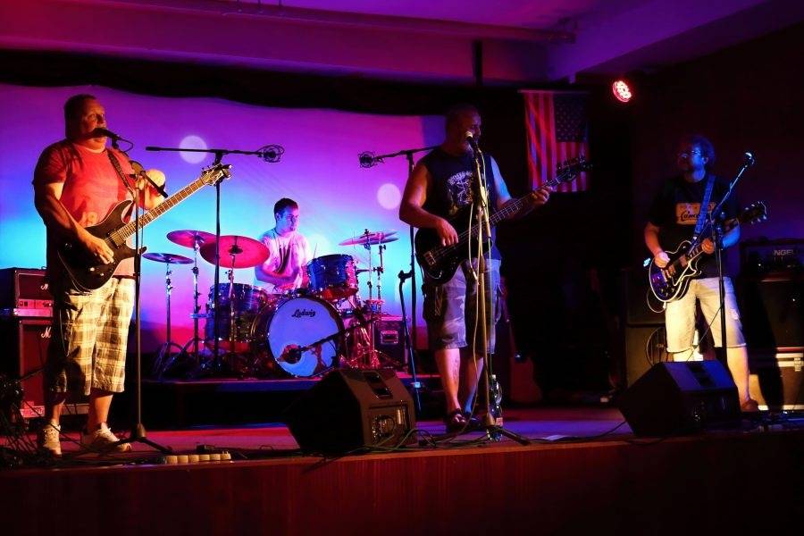 Her & Kings County v Mostě hájili postavení nejdivočejší country kapely všech dob