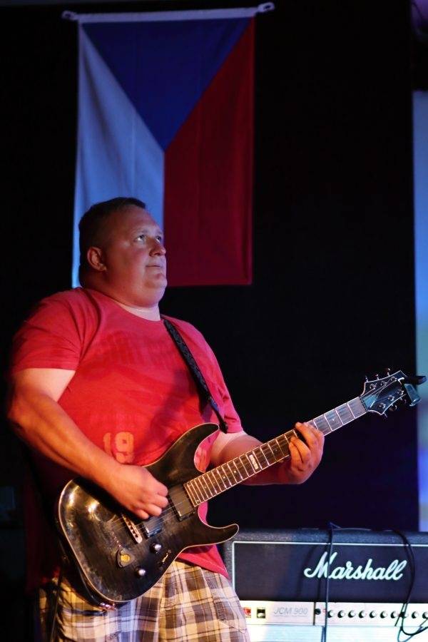 Her & Kings County v Mostě hájili postavení nejdivočejší country kapely všech dob