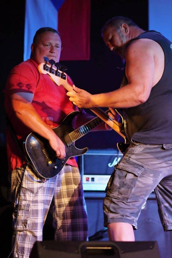 Her & Kings County v Mostě hájili postavení nejdivočejší country kapely všech dob