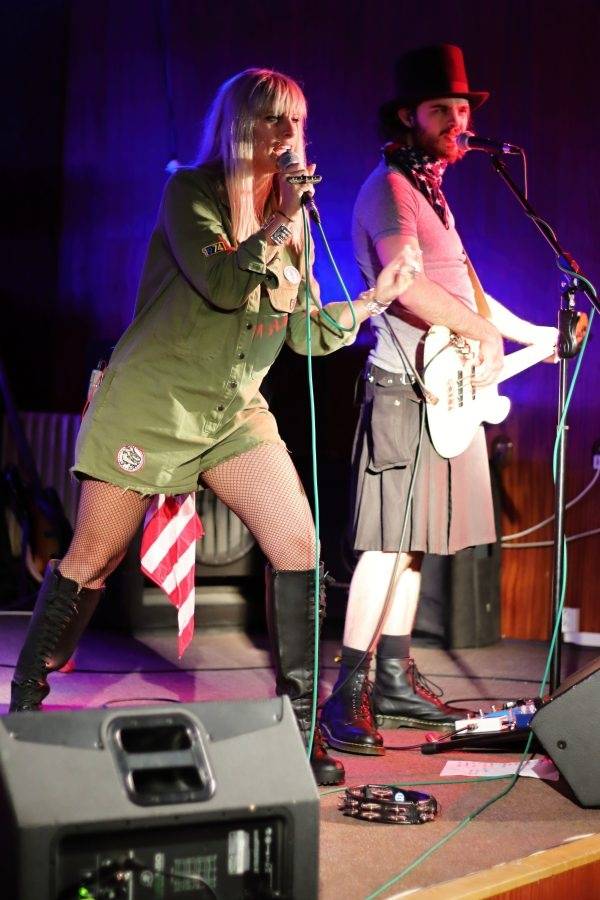 Her & Kings County v Mostě hájili postavení nejdivočejší country kapely všech dob