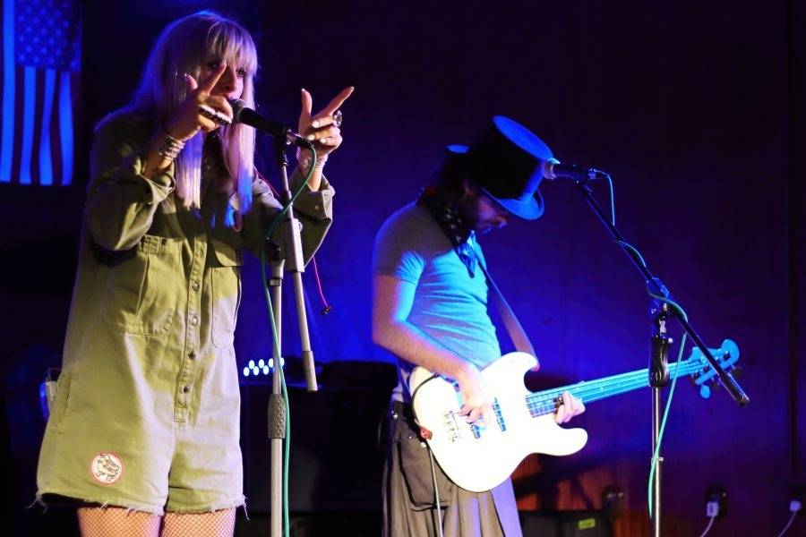 Her & Kings County v Mostě hájili postavení nejdivočejší country kapely všech dob