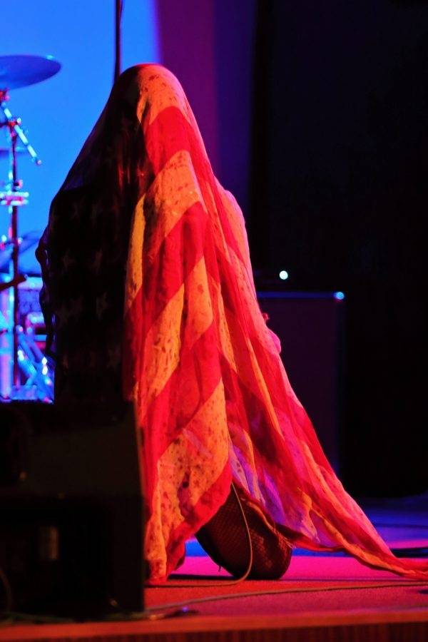 Her & Kings County v Mostě hájili postavení nejdivočejší country kapely všech dob