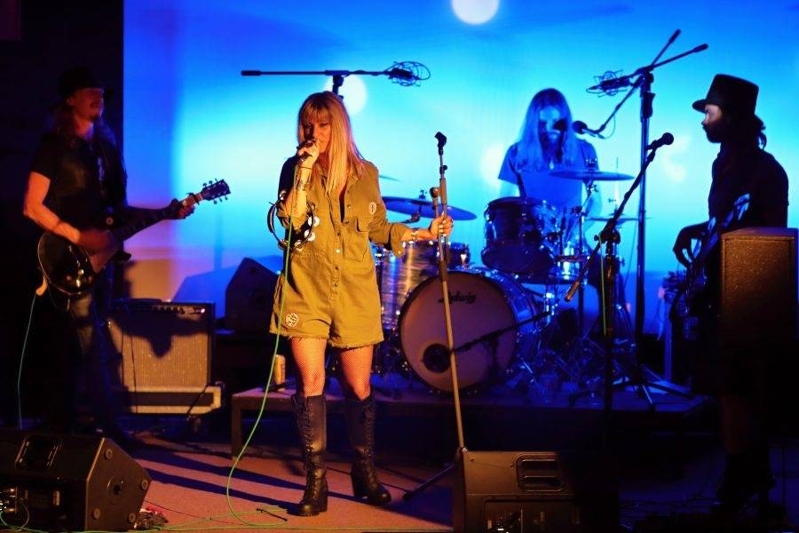 Her & Kings County v Mostě hájili postavení nejdivočejší country kapely všech dob