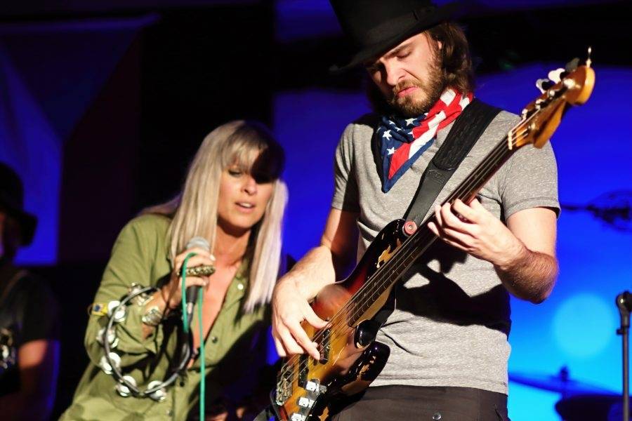 Her & Kings County v Mostě hájili postavení nejdivočejší country kapely všech dob