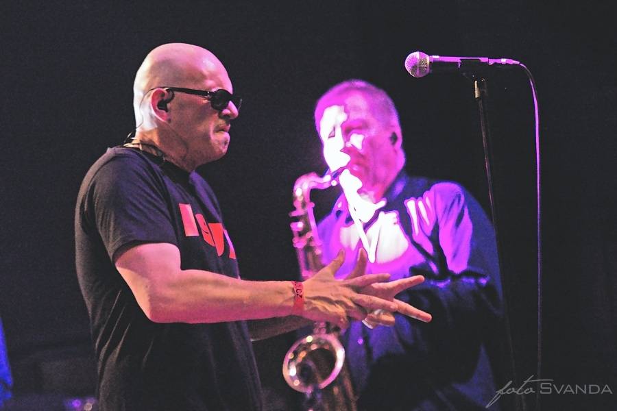 Trička létala vzduchem! J.A.R. svlékli brněnský akustický chrám