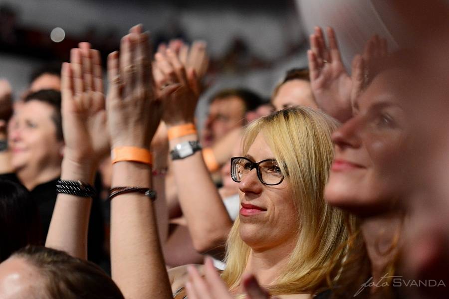Trička létala vzduchem! J.A.R. svlékli brněnský akustický chrám