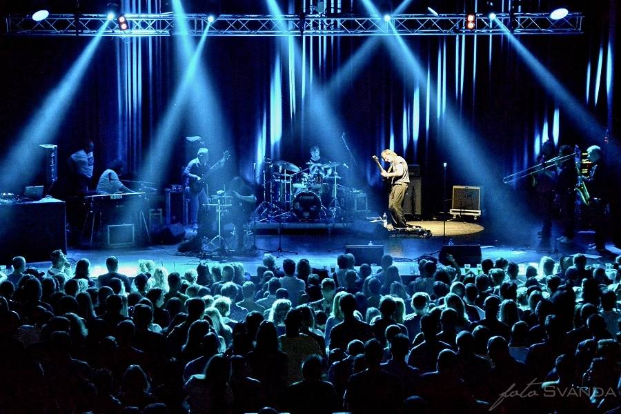 Trička létala vzduchem! J.A.R. svlékli brněnský akustický chrám