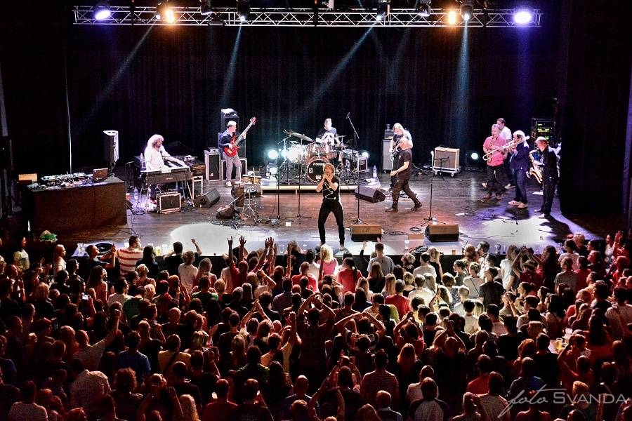 Trička létala vzduchem! J.A.R. svlékli brněnský akustický chrám