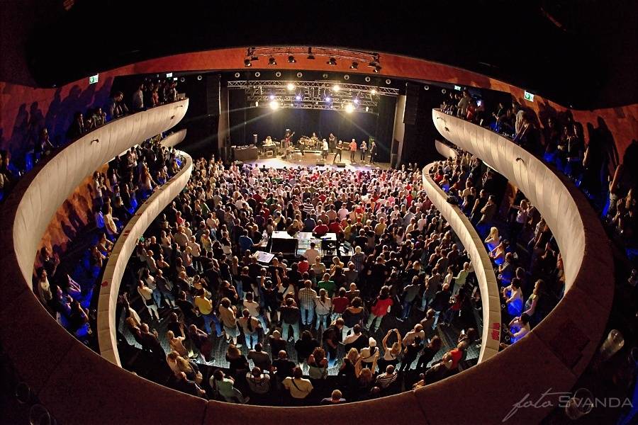 Trička létala vzduchem! J.A.R. svlékli brněnský akustický chrám