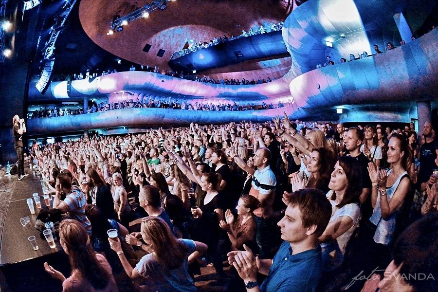 Trička létala vzduchem! J.A.R. svlékli brněnský akustický chrám
