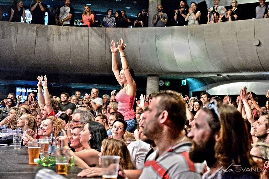 Trička létala vzduchem! J.A.R. svlékli brněnský akustický chrám