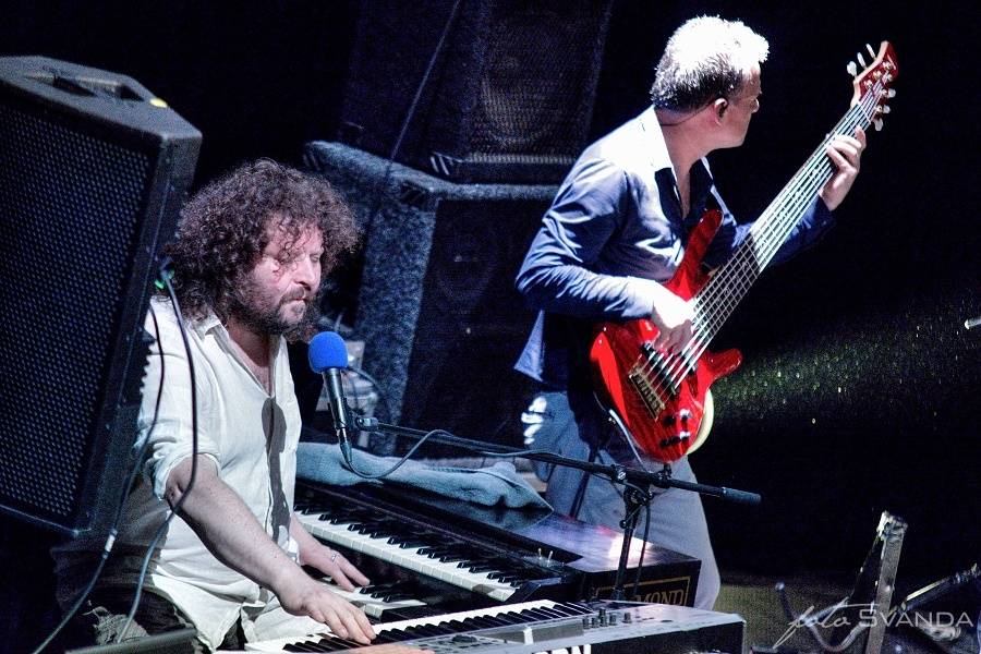 Trička létala vzduchem! J.A.R. svlékli brněnský akustický chrám