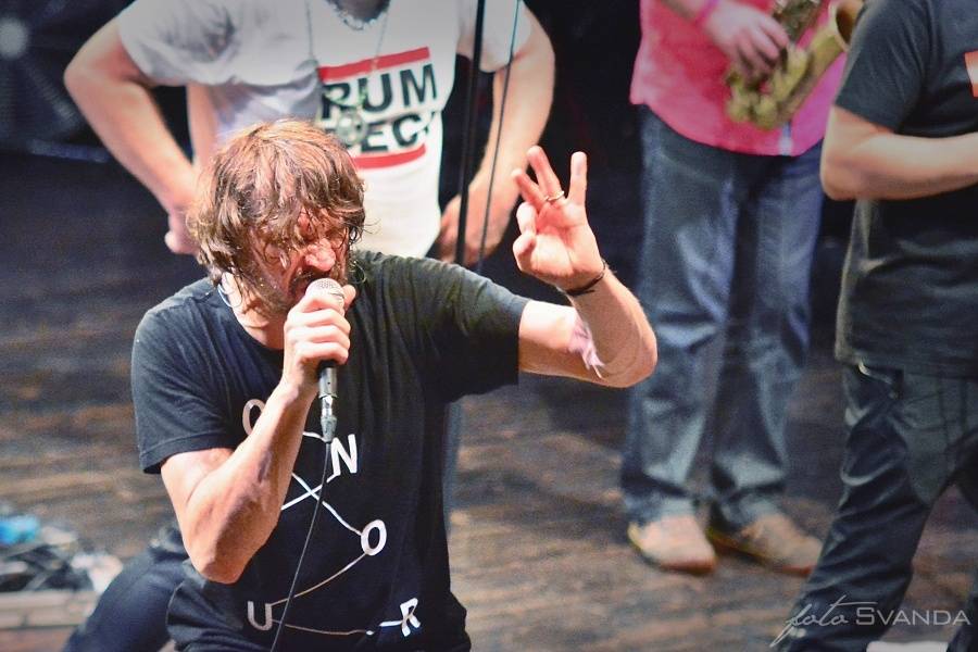 Trička létala vzduchem! J.A.R. svlékli brněnský akustický chrám