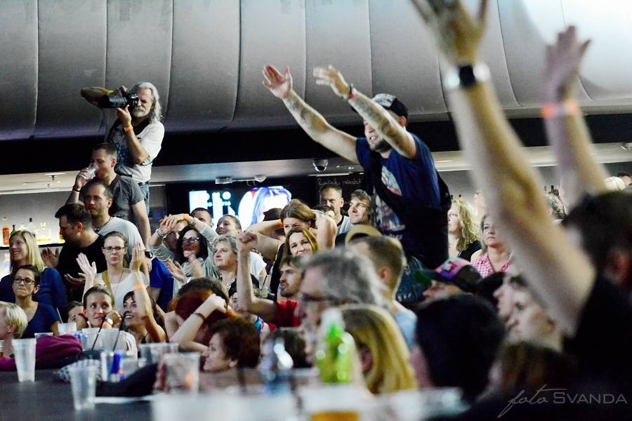 Trička létala vzduchem! J.A.R. svlékli brněnský akustický chrám