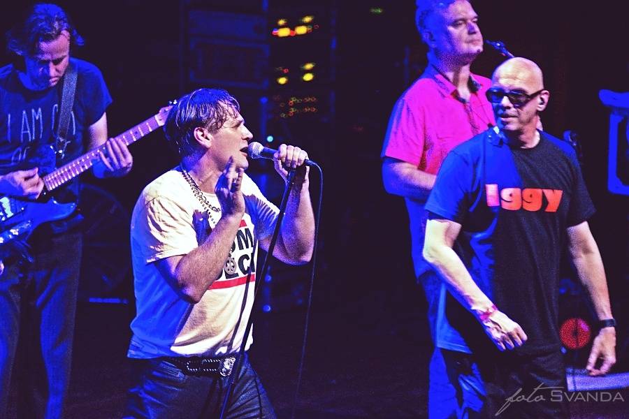 Trička létala vzduchem! J.A.R. svlékli brněnský akustický chrám