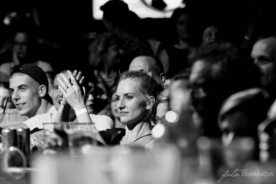 Trička létala vzduchem! J.A.R. svlékli brněnský akustický chrám