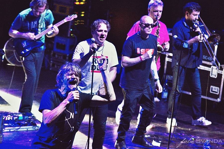 Trička létala vzduchem! J.A.R. svlékli brněnský akustický chrám