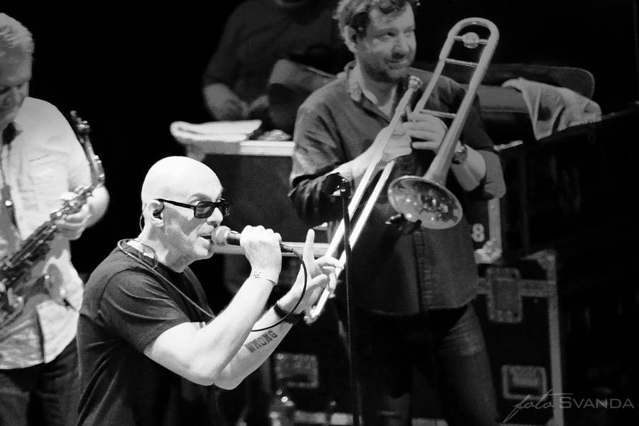 Trička létala vzduchem! J.A.R. svlékli brněnský akustický chrám