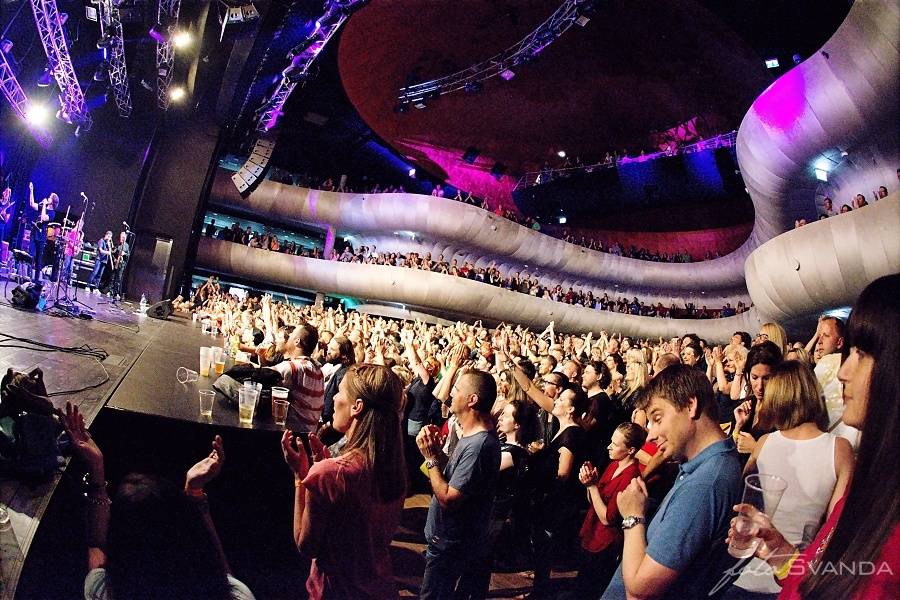 Trička létala vzduchem! J.A.R. svlékli brněnský akustický chrám