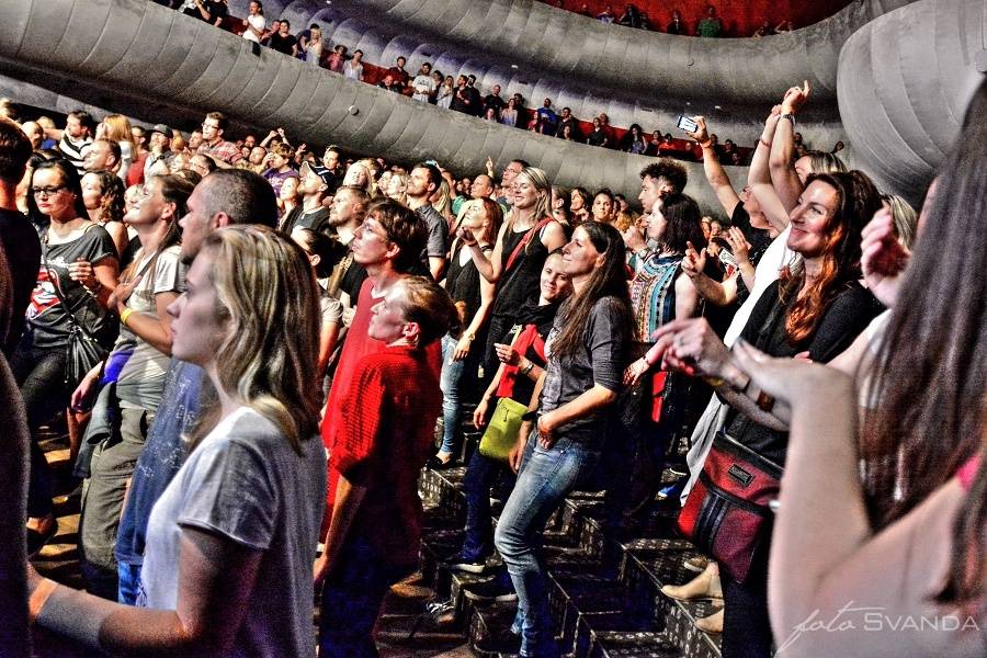 Trička létala vzduchem! J.A.R. svlékli brněnský akustický chrám