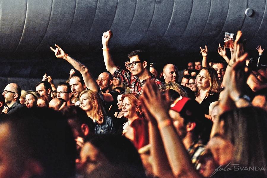 Trička létala vzduchem! J.A.R. svlékli brněnský akustický chrám