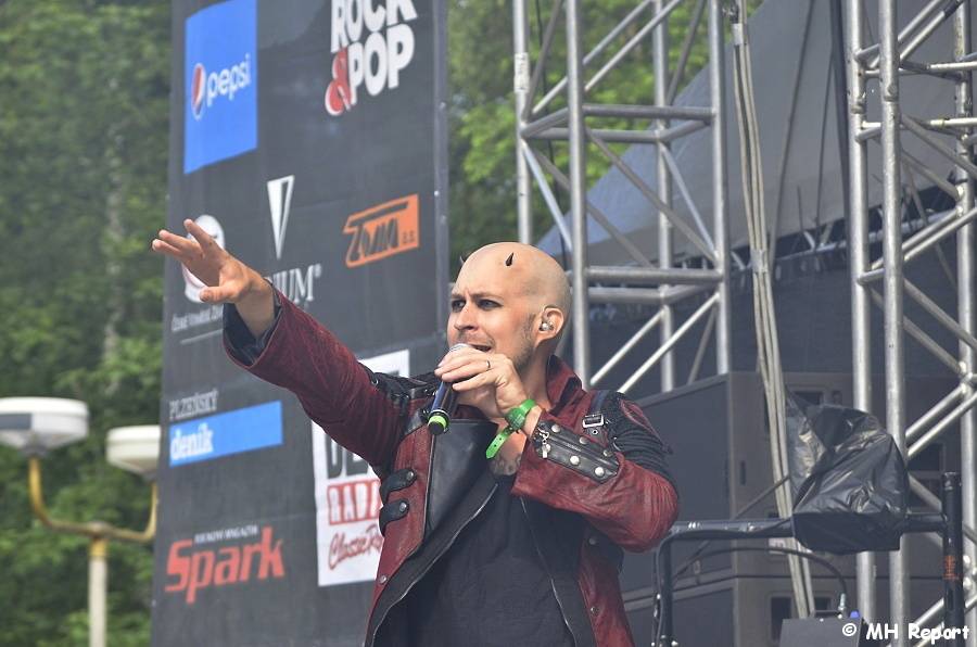 Plzeň žije metalem: Nightwish dostali v první den Metalfestu platinovou desku