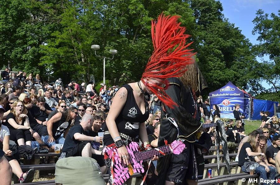 Plzeň žije metalem: Nightwish dostali v první den Metalfestu platinovou desku
