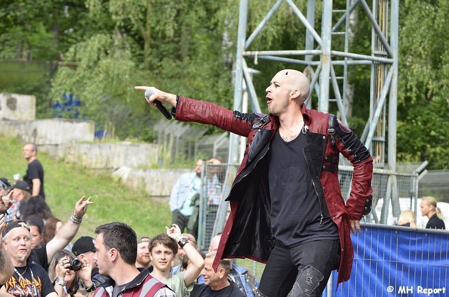 Plzeň žije metalem: Nightwish dostali v první den Metalfestu platinovou desku