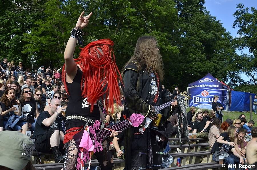 Plzeň žije metalem: Nightwish dostali v první den Metalfestu platinovou desku