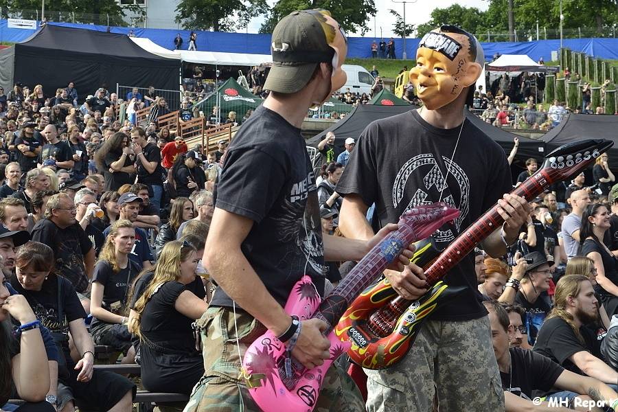 Plzeň žije metalem: Nightwish dostali v první den Metalfestu platinovou desku