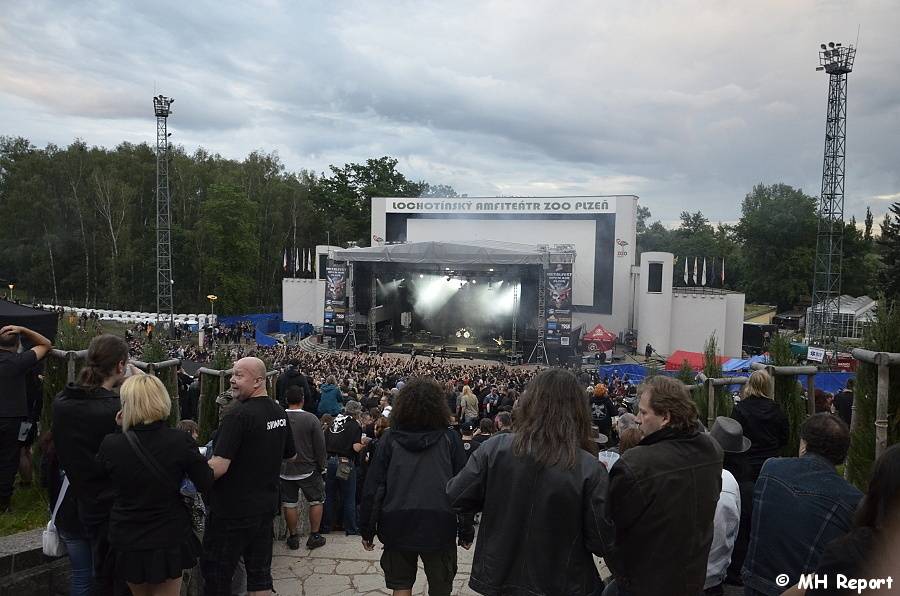 Plzeň žije metalem: Nightwish dostali v první den Metalfestu platinovou desku