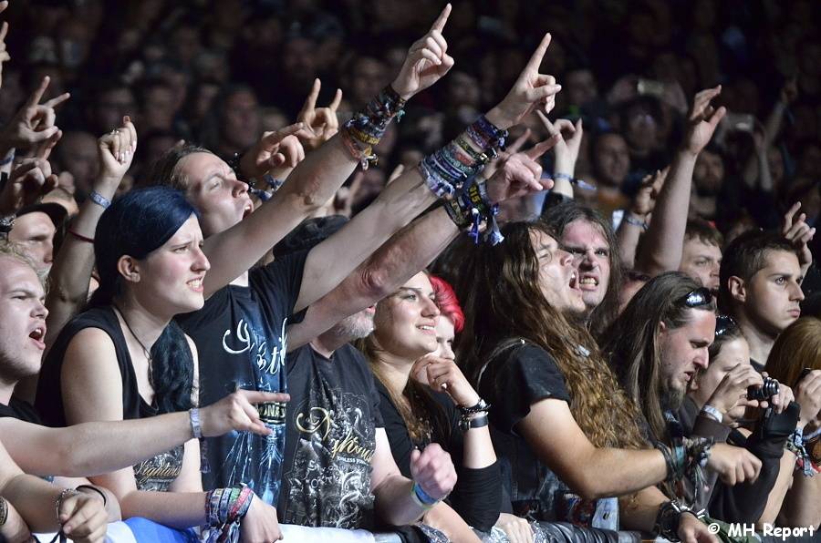 Plzeň žije metalem: Nightwish dostali v první den Metalfestu platinovou desku