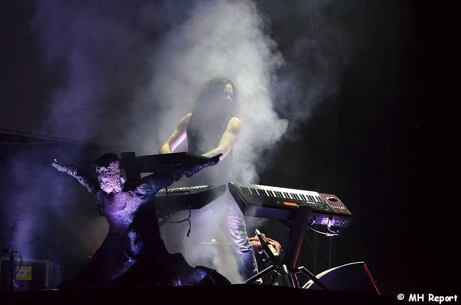 Plzeň žije metalem: Nightwish dostali v první den Metalfestu platinovou desku