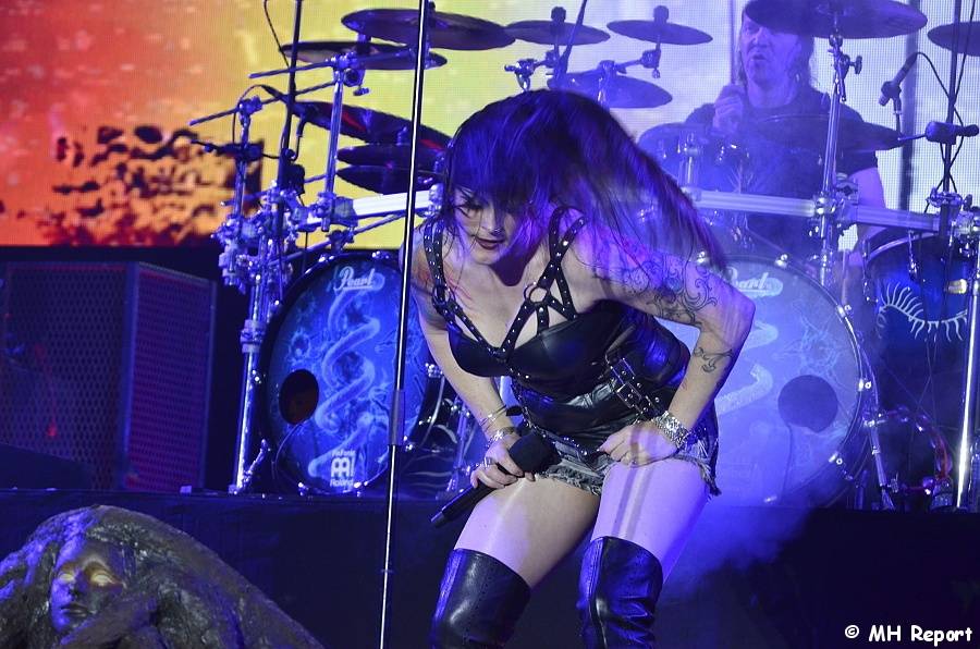 Plzeň žije metalem: Nightwish dostali v první den Metalfestu platinovou desku