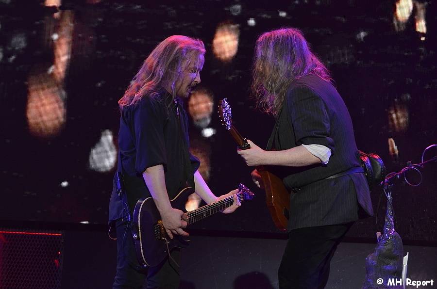 Plzeň žije metalem: Nightwish dostali v první den Metalfestu platinovou desku