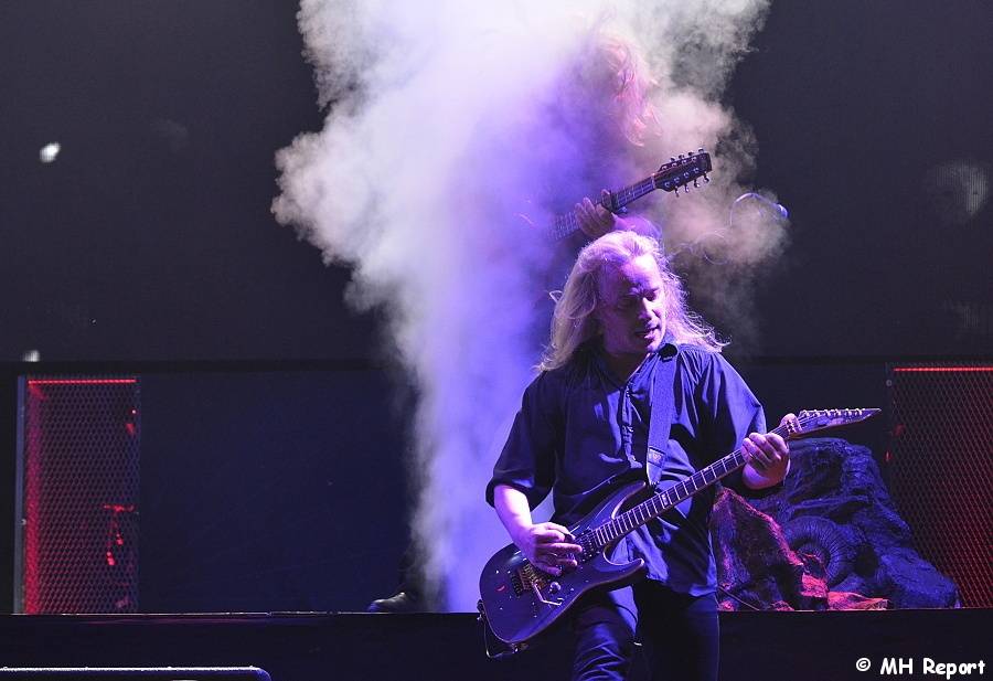 Plzeň žije metalem: Nightwish dostali v první den Metalfestu platinovou desku