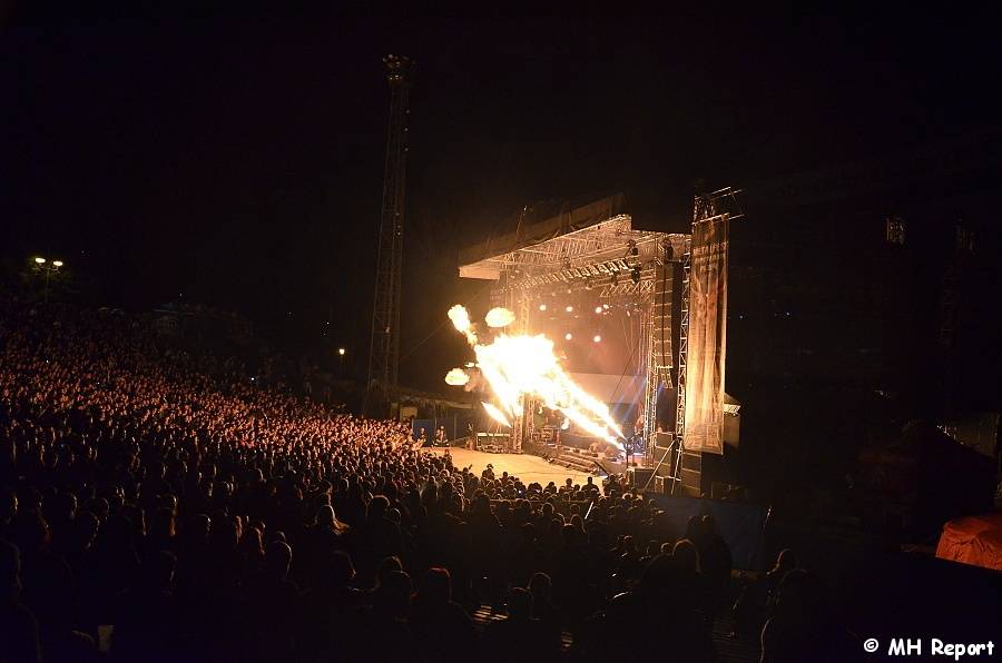 Plzeň žije metalem: Nightwish dostali v první den Metalfestu platinovou desku