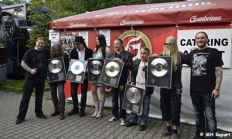 Plzeň žije metalem: Nightwish dostali v první den Metalfestu platinovou desku