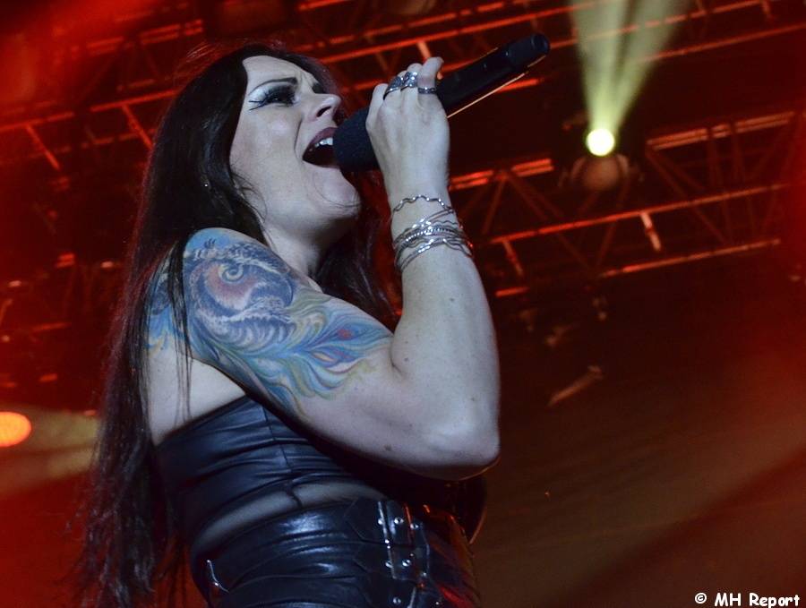 Plzeň žije metalem: Nightwish dostali v první den Metalfestu platinovou desku