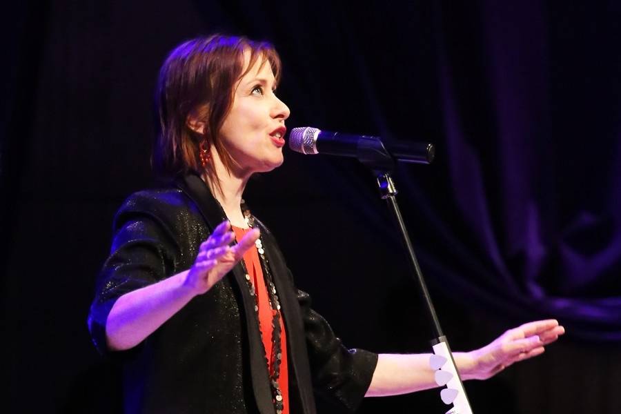 Intimní Suzanne Vega potěšila ve Zlíně písničkami i podpisy