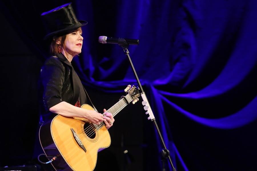 Intimní Suzanne Vega potěšila ve Zlíně písničkami i podpisy