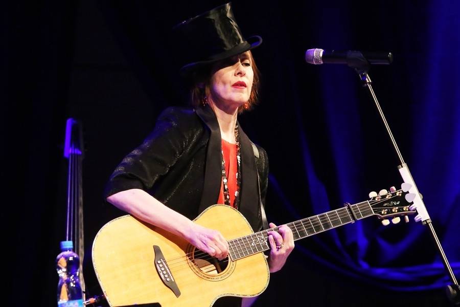 Intimní Suzanne Vega potěšila ve Zlíně písničkami i podpisy