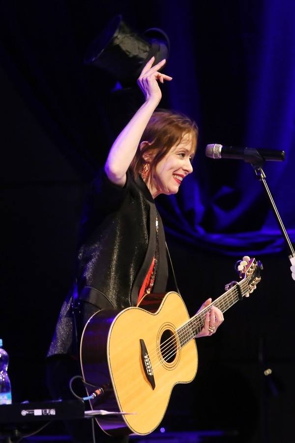 Intimní Suzanne Vega potěšila ve Zlíně písničkami i podpisy