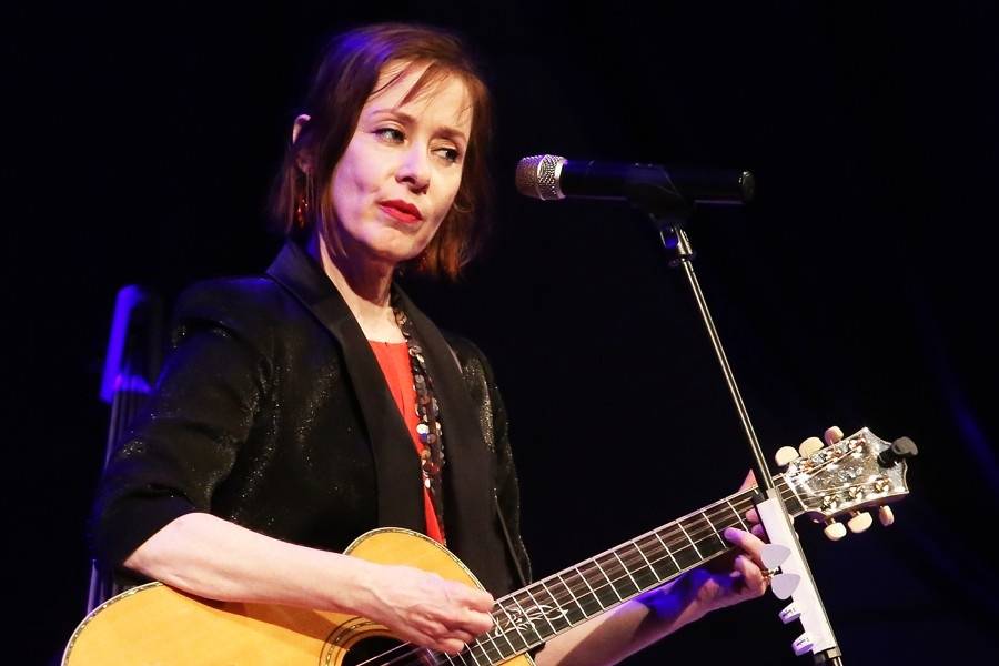 Intimní Suzanne Vega potěšila ve Zlíně písničkami i podpisy