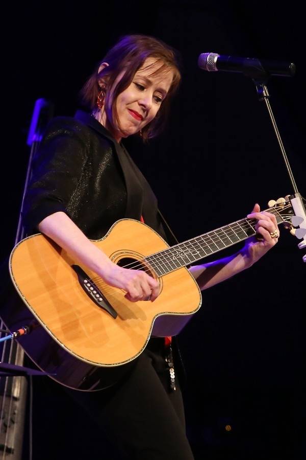Intimní Suzanne Vega potěšila ve Zlíně písničkami i podpisy