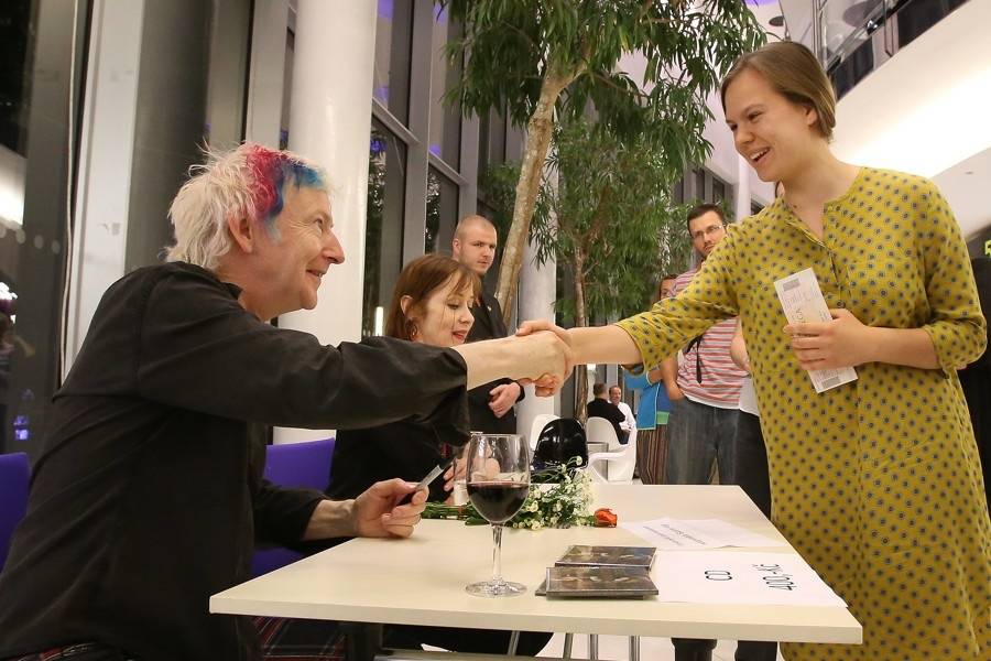 Intimní Suzanne Vega potěšila ve Zlíně písničkami i podpisy