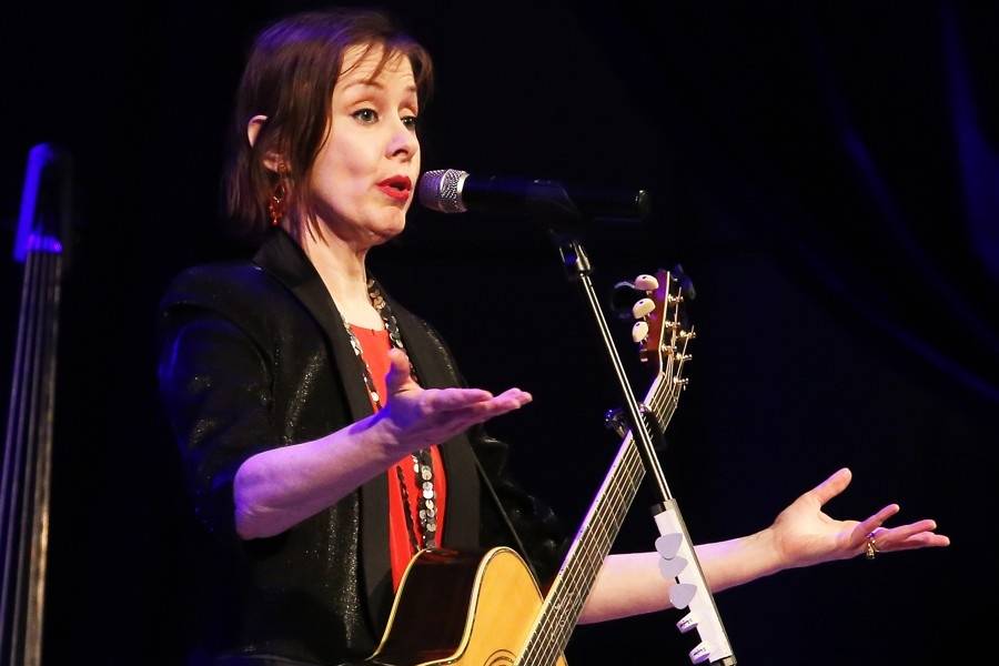 Intimní Suzanne Vega potěšila ve Zlíně písničkami i podpisy