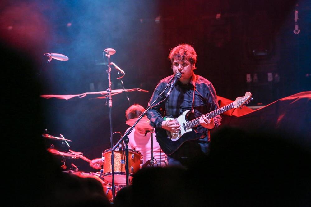 Simon Neil z Biffy Clyro řval jako lev a s ním i stovky lidí v Lucerně